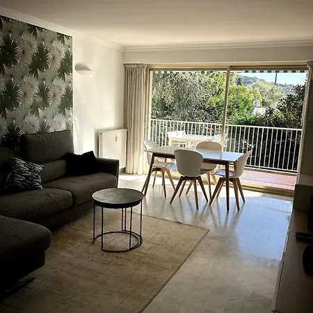 A Avec Terrasse Ensoleillee 앙티브