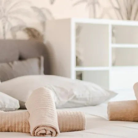 A Avec Terrasse Ensoleillee 앙티브