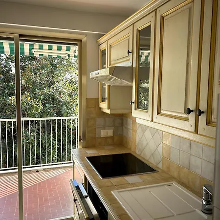 A Avec Terrasse Ensoleillee 앙티브