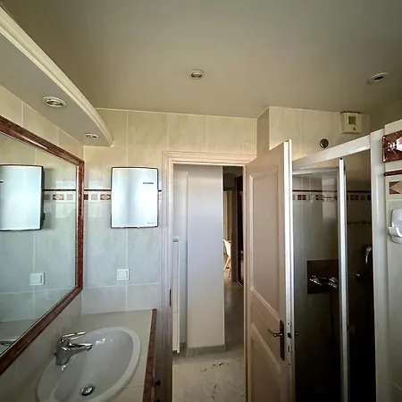 A Avec Terrasse Ensoleillee 아파트 앙티브